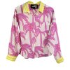YIPPIE HIPPIE Damen Bluse S52‑202 – Sommerbluse mit pinkem Palmen‑Print & gelben Streifendetails M