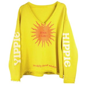 YIPPIE HIPPIE Damen Sweatshirt S52‑519 – Gelber V‑Neck Sweater mit „THE BEACH CLUB“ Sonnenprint L