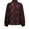 RED BUTTON Damen Bluse SRB5010 – Strukturbluse mit 3D-Blumen in Burgundy